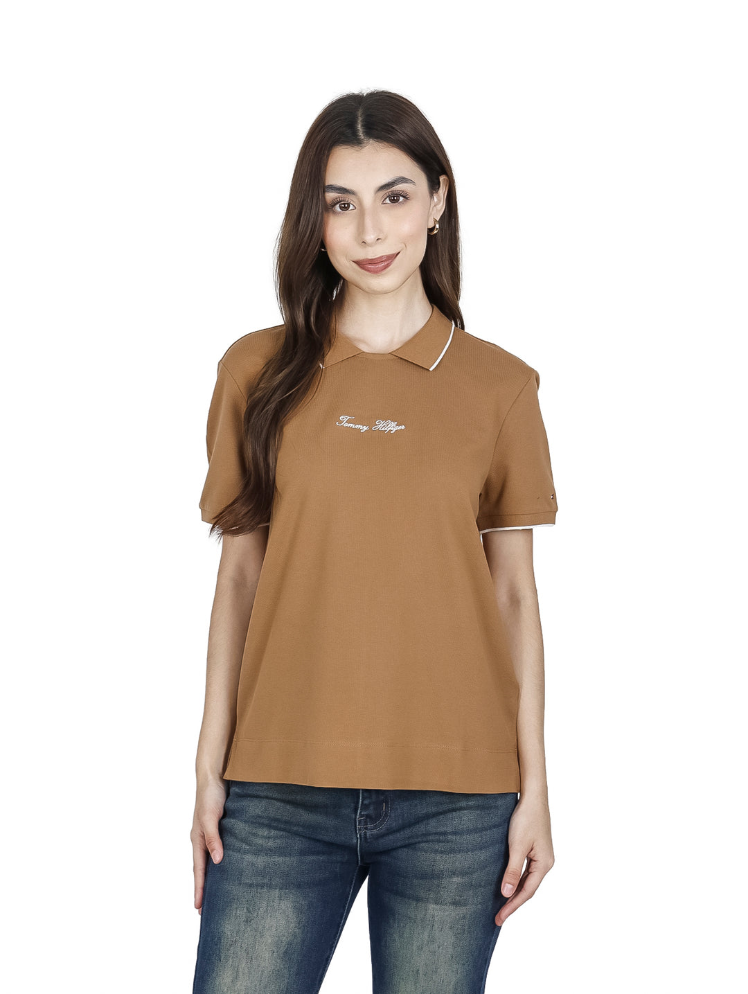 Mujer vistiendo una camisa marrón de manga corta con detalles blancos de la marca Tommy Hilfiger.