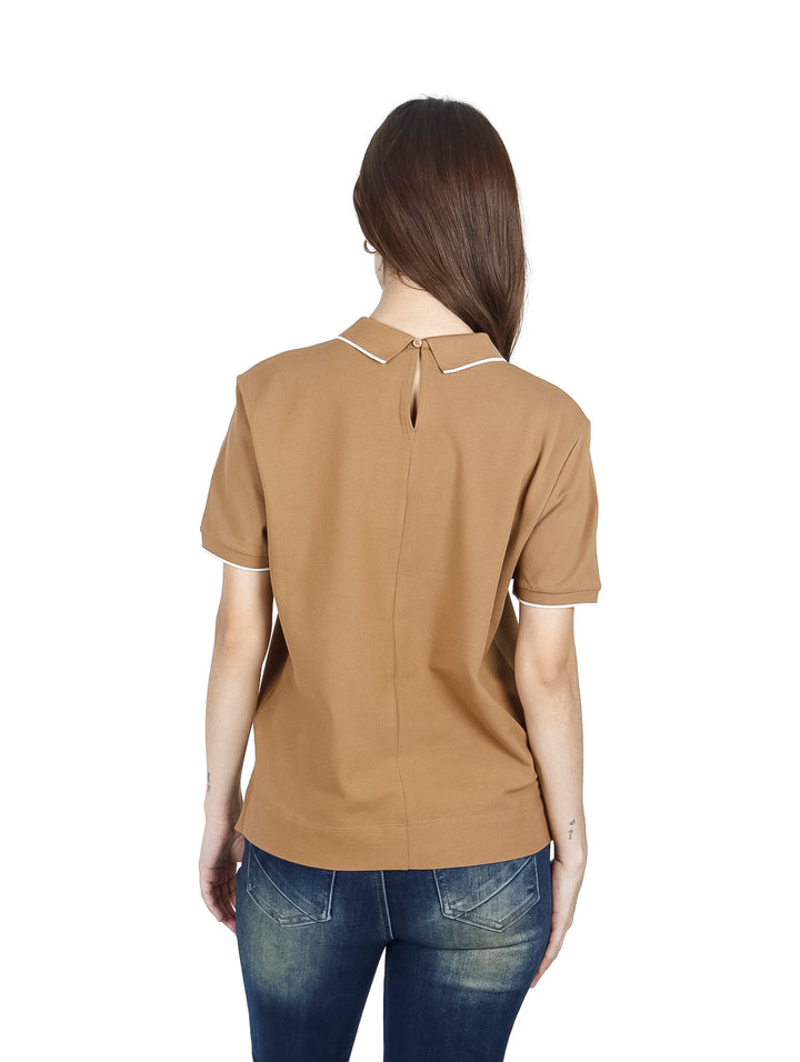 Mujer vistiendo una camisa marrón de manga corta con detalles blancos de la marca Tommy Hilfiger.
