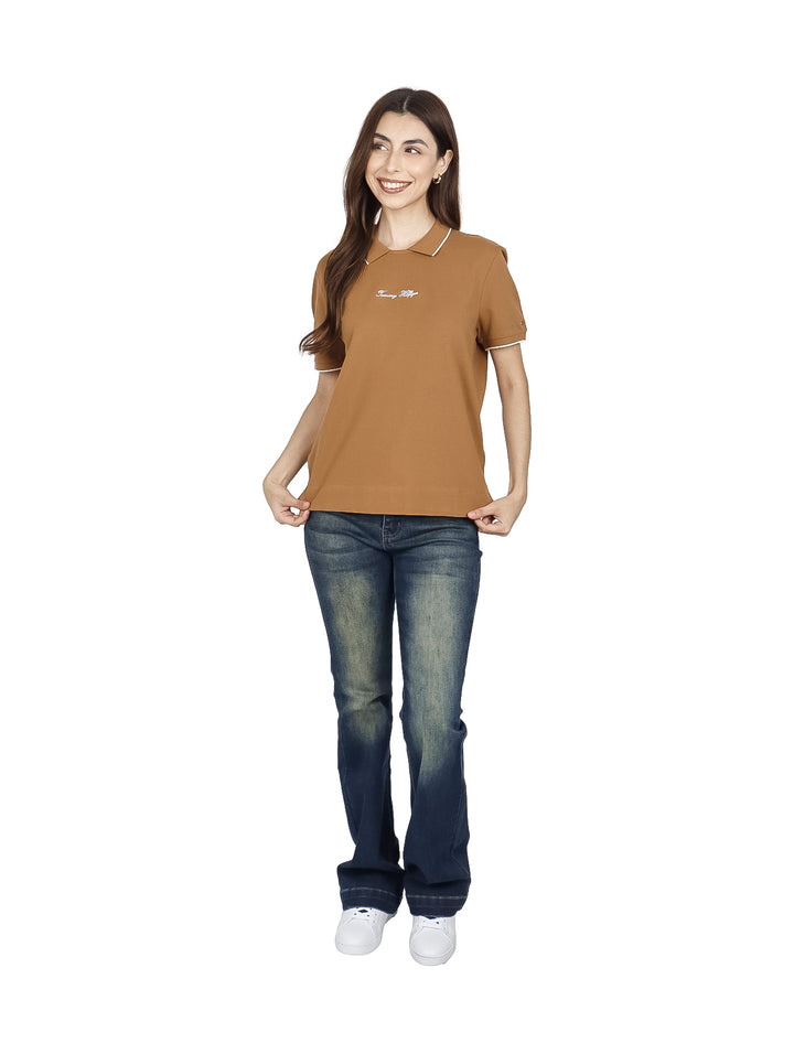 Mujer vistiendo una camisa marrón de manga corta con detalles blancos de la marca Tommy Hilfiger.
