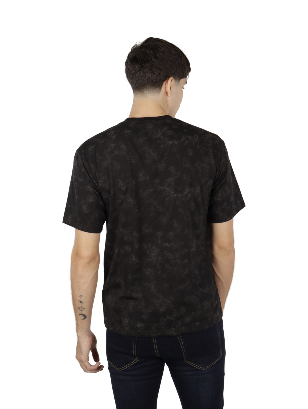 Hombre vistiendo playera oversize color negro con estampado gráfico lateral y cuello redondo.
