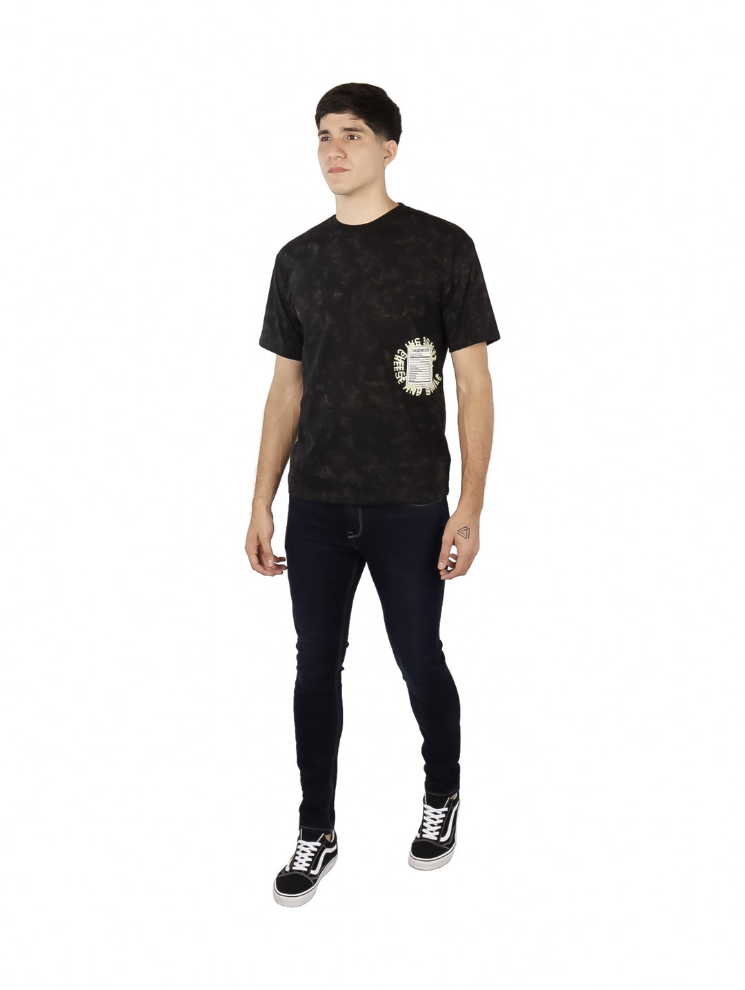 Hombre vistiendo playera oversize color negro con estampado gráfico lateral y cuello redondo.