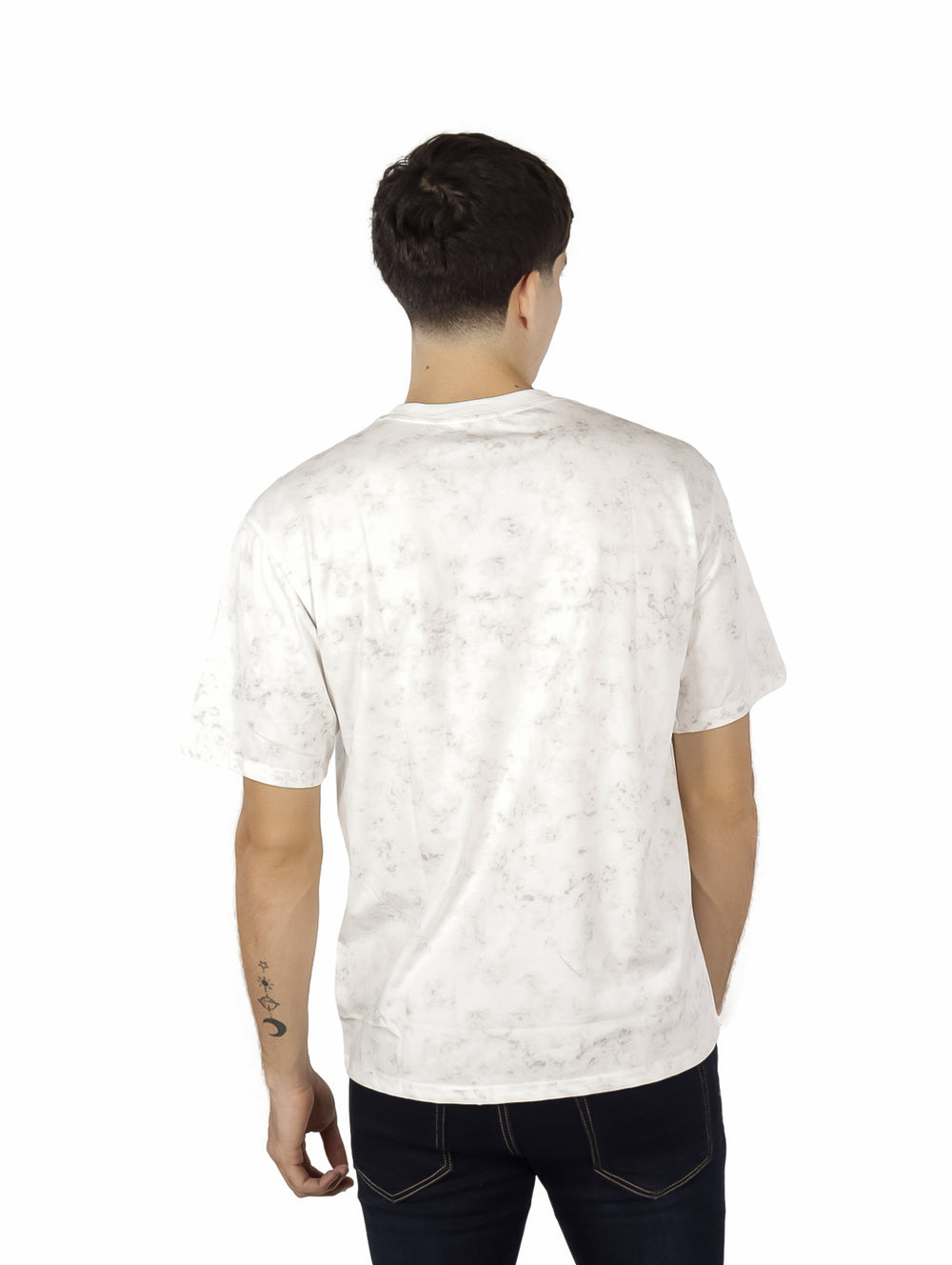 Hombre vistiendo una playera de manga corta color beige con efecto jaspeado y cuello redondo.