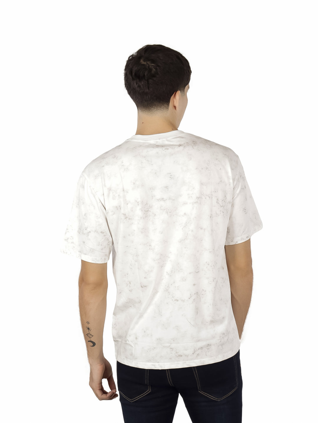 Hombre vistiendo una playera de manga corta color beige con efecto jaspeado y cuello redondo.