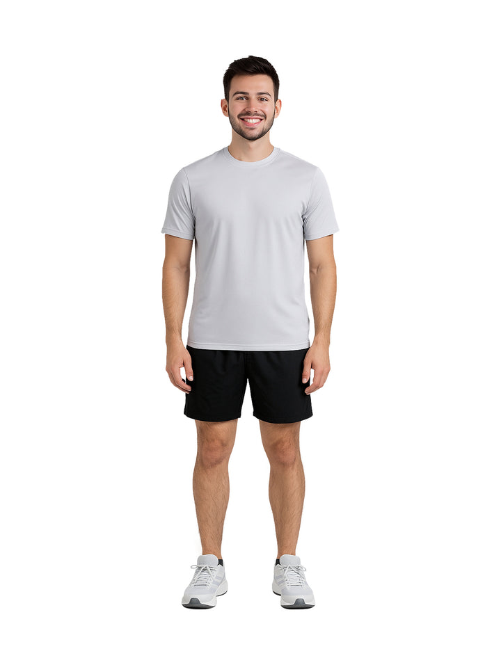 Hombre modelando una playera oversize de color gris claro con cuello redondo y manga corta.