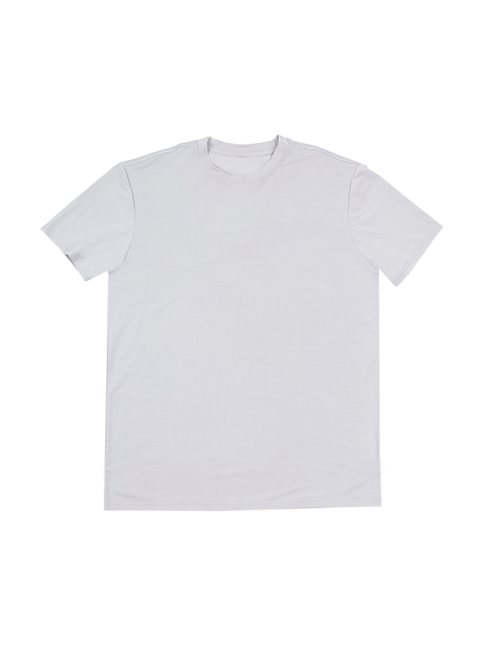 Hombre modelando una playera oversize de color gris claro con cuello redondo y manga corta.