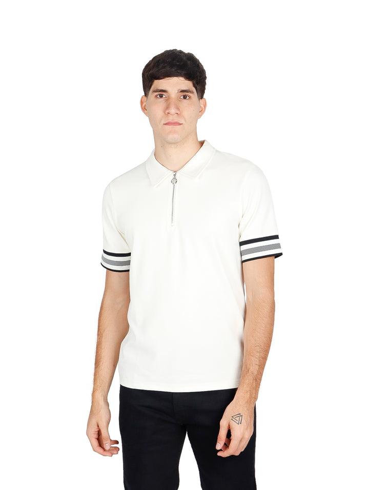 Playera polo color off white con cierre frontal y detalles de rayas negras en las mangas.