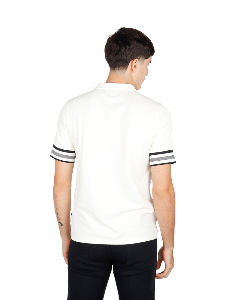 Playera polo color off white con cierre frontal y detalles de rayas negras en las mangas.
