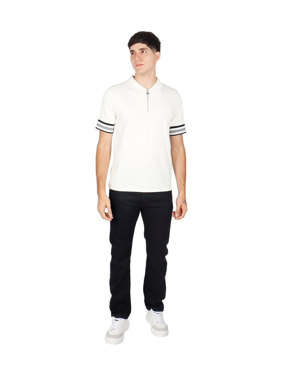 Playera polo color off white con cierre frontal y detalles de rayas negras en las mangas.