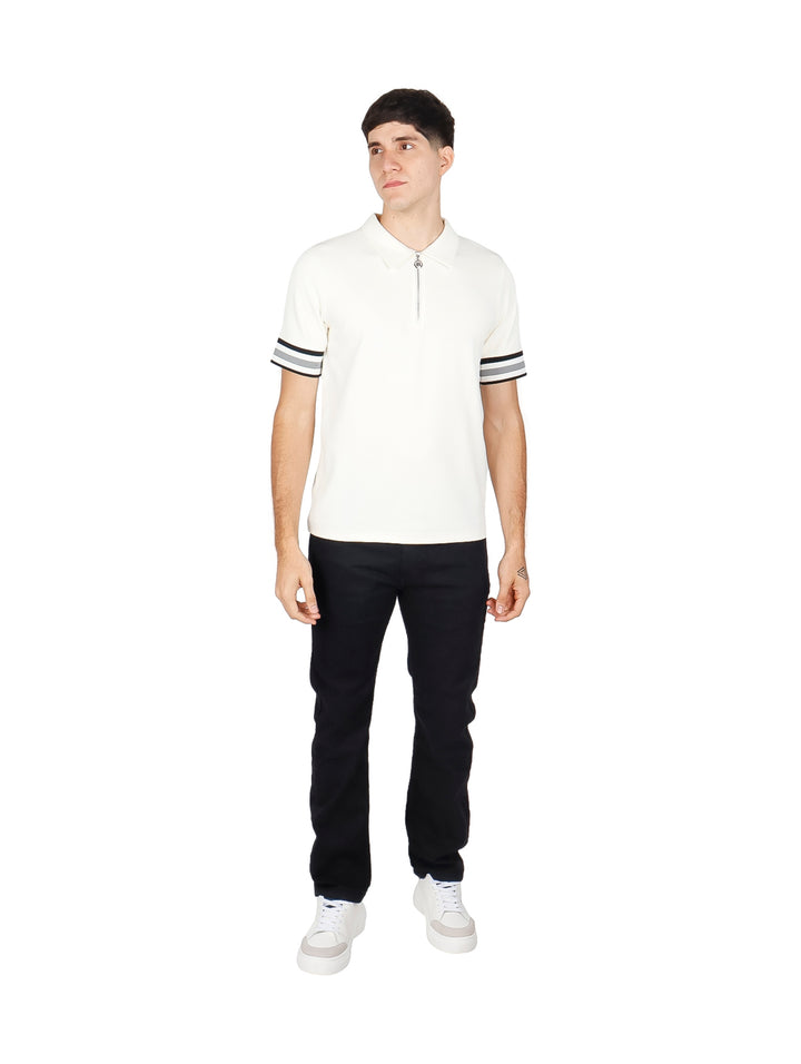 Playera polo color off white con cierre frontal y detalles de rayas negras en las mangas.