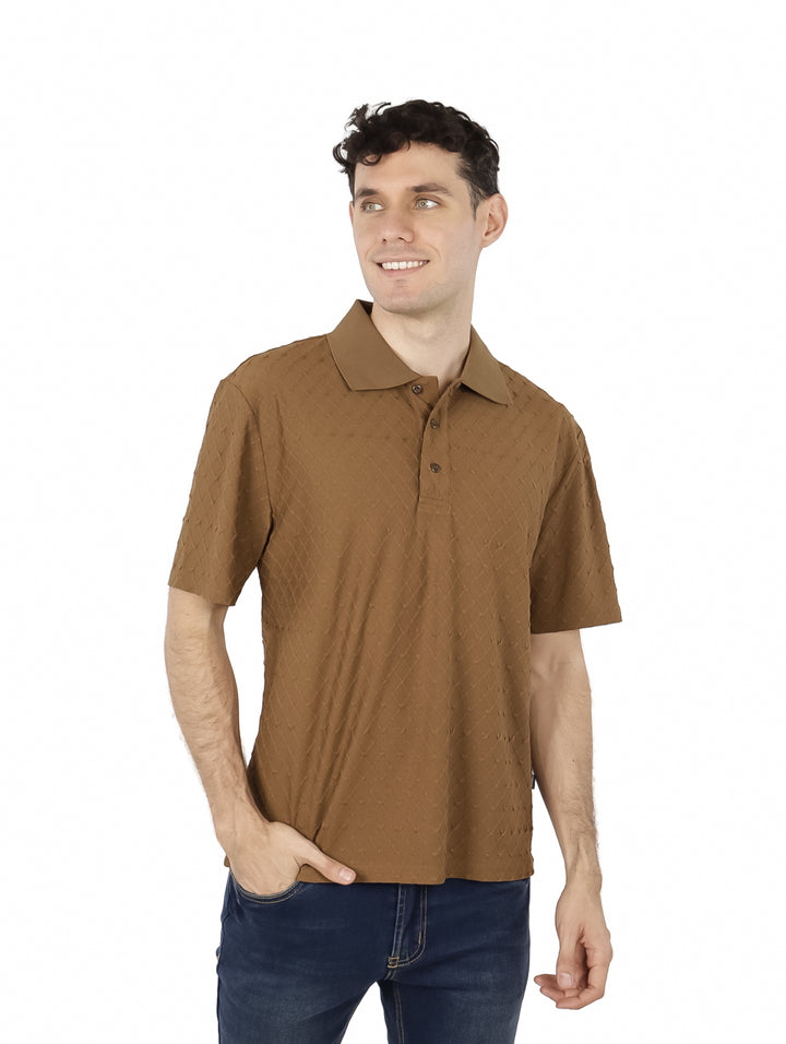Hombre vistiendo una playera polo de color marrón con textura y cuello.