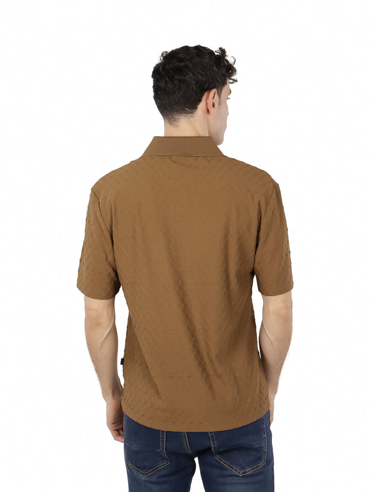Hombre vistiendo una playera polo de color marrón con textura y cuello.