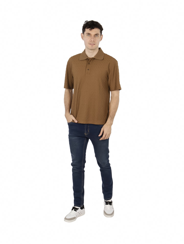Hombre vistiendo una playera polo de color marrón con textura y cuello.