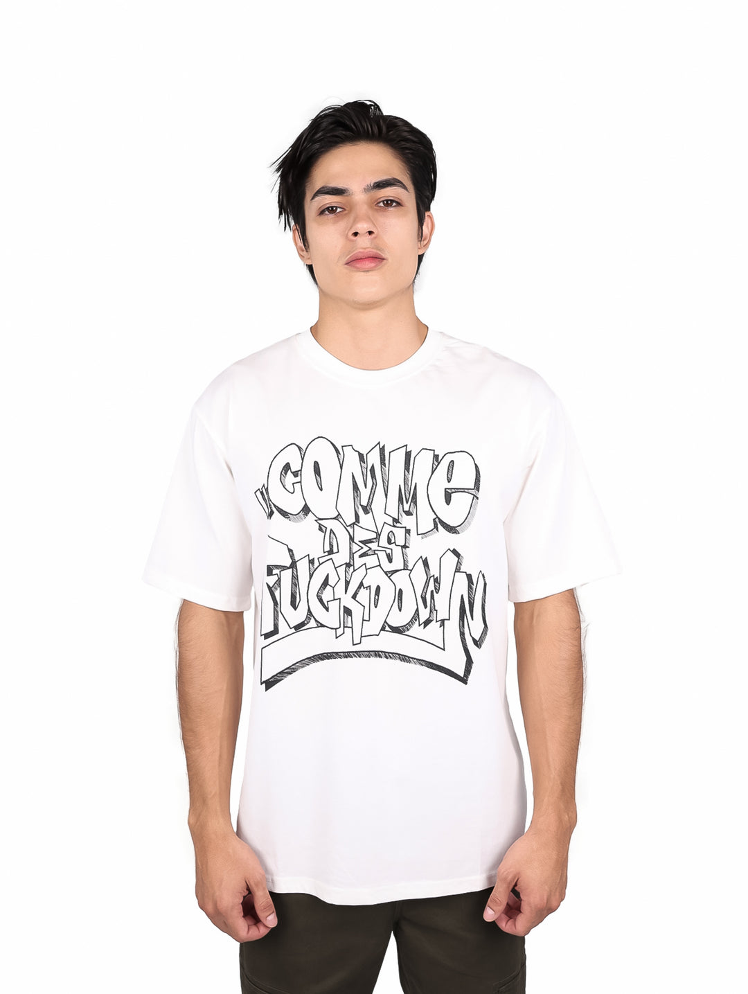 Hombre vistiendo playera blanca oversize de manga corta con estampado gráfico negro en el pecho.