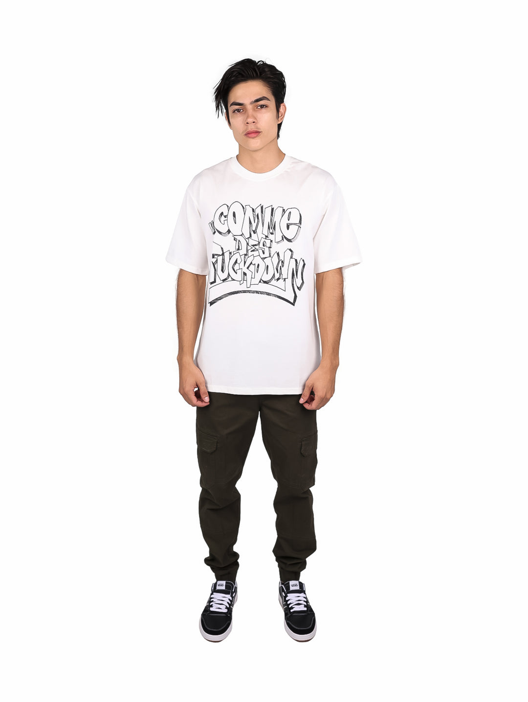 Hombre vistiendo playera blanca oversize de manga corta con estampado gráfico negro en el pecho.