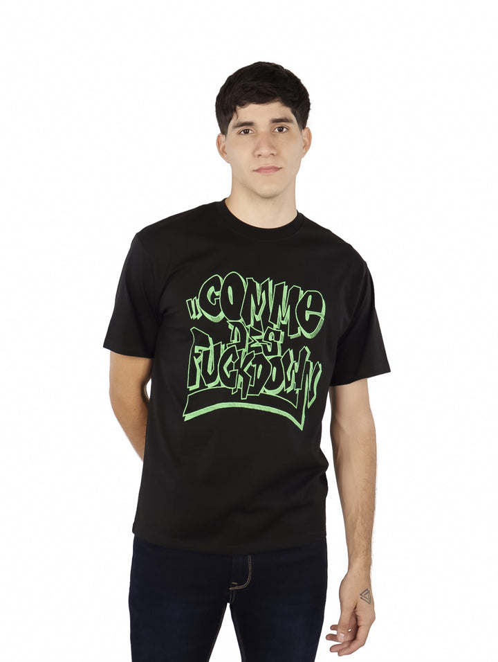 Playera oversize color negro con estampado gráfico en color verde neón.