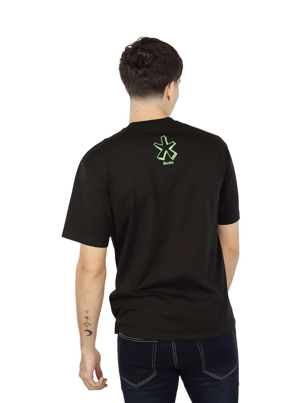 Playera oversize color negro con estampado gráfico en color verde neón.
