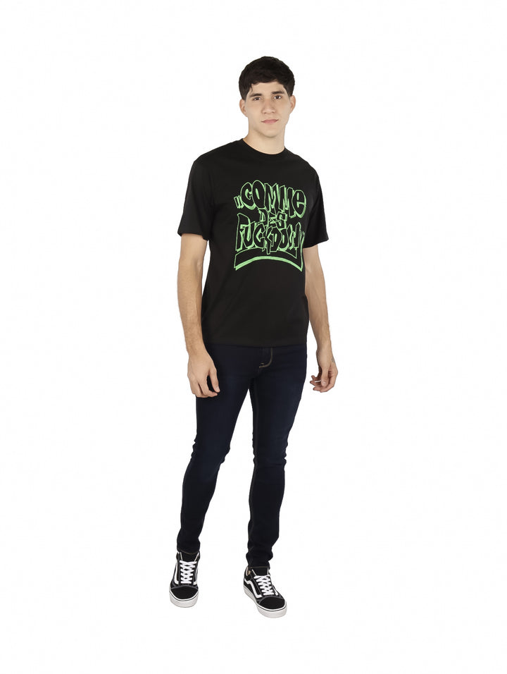 Playera oversize color negro con estampado gráfico en color verde neón.