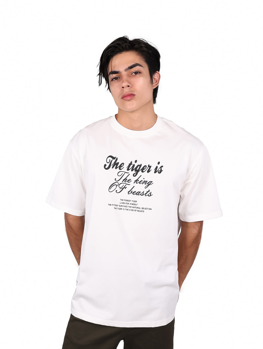 Hombre vistiendo playera blanca oversize de manga corta con estampado de texto negro en el pecho.