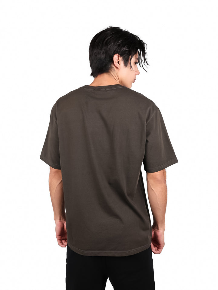 Hombre vistiendo una playera de manga corta color gris oscuro de cuello redondo.