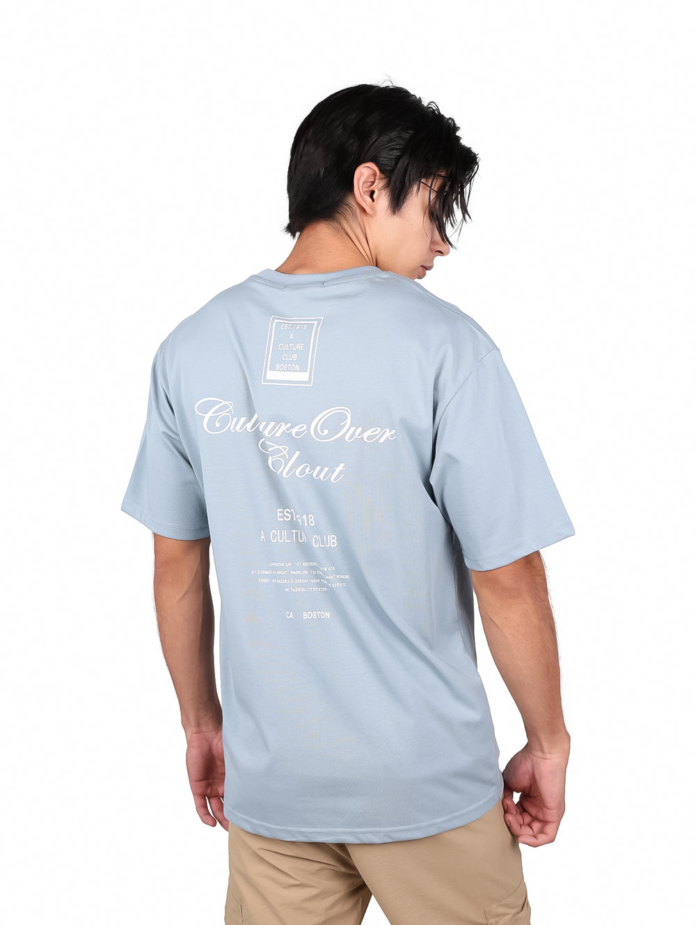 Playera oversize color azul claro con estampado blanco en el pecho.