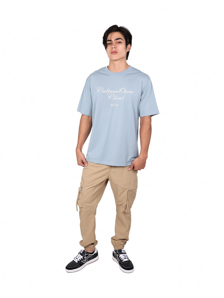 Playera oversize color azul claro con estampado blanco en el pecho.