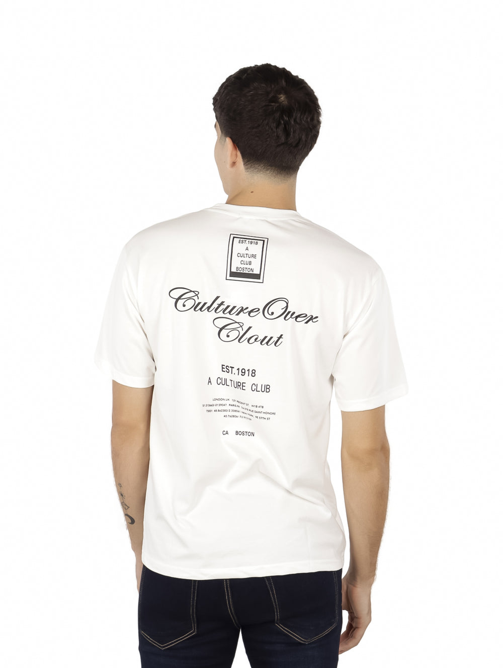 Hombre vistiendo playera blanca oversize de manga corta con estampado negro en el pecho.