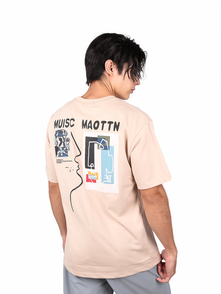 Hombre modelando una playera oversize color khaki de manga corta con un detalle gráfico en el pecho.