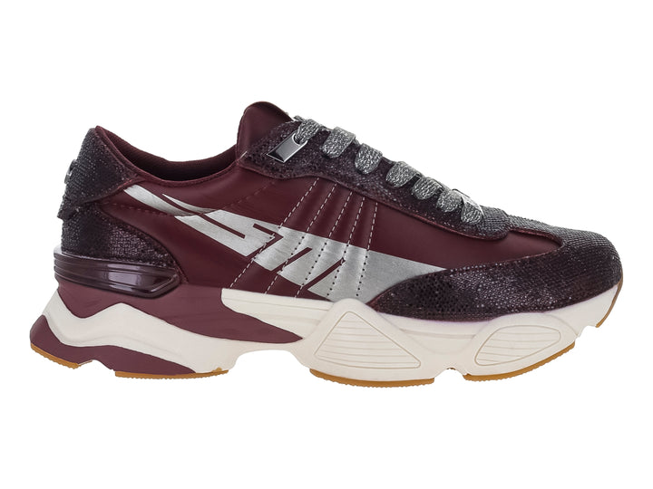 Tenis Steve Madden color cherry con detalles plateados brillantes y suela blanca de plataforma.