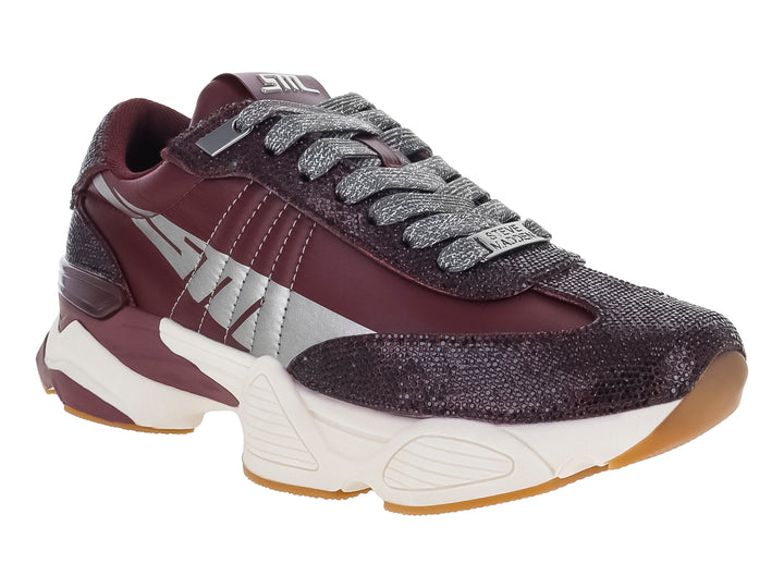 Tenis Steve Madden color cherry con detalles plateados brillantes y suela blanca de plataforma.