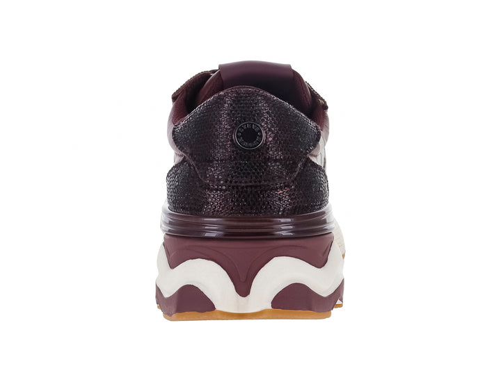 Tenis Steve Madden color cherry con detalles plateados brillantes y suela blanca de plataforma.