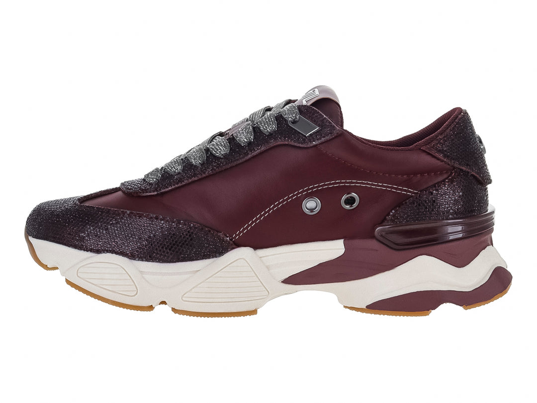 Tenis Steve Madden color cherry con detalles plateados brillantes y suela blanca de plataforma.