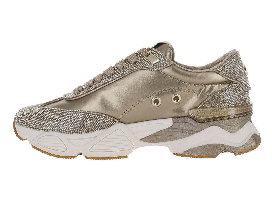 Tenis Steve Madden color dorado metálico con detalles de glitter y suela blanca ancha.