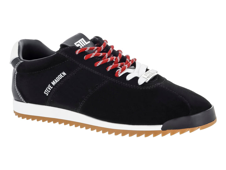 Tenis Steve Madden de gamuza negra con suela blanca, detalles en blanco y cordones rojos.