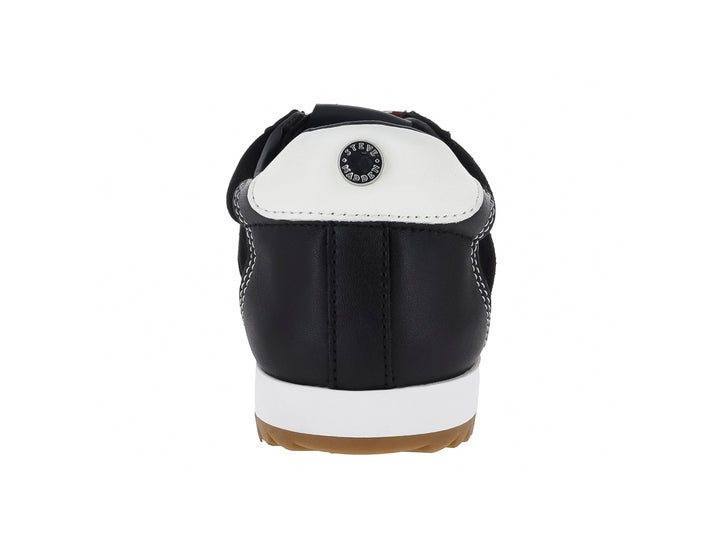Tenis Steve Madden de gamuza negra con suela blanca, detalles en blanco y cordones rojos.