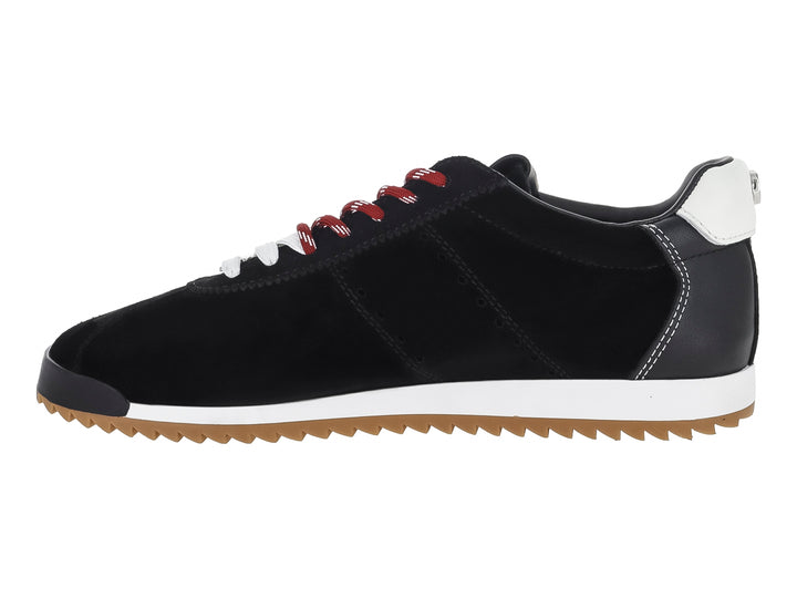 Tenis Steve Madden de gamuza negra con suela blanca, detalles en blanco y cordones rojos.