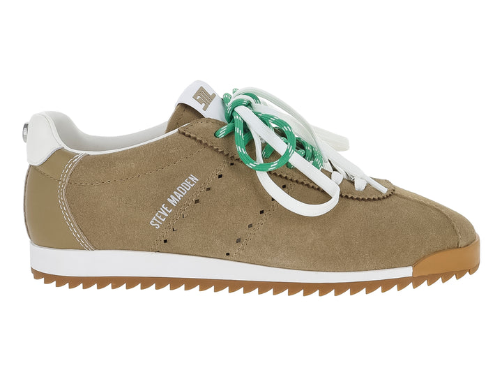 Tenis Steve Madden de gamuza color arena con suela blanca dentada y cordones blancos con detalle verde.