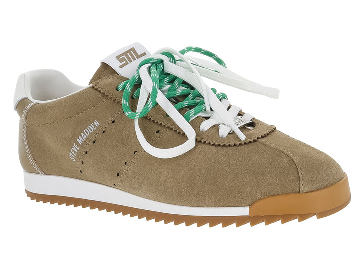 Tenis Steve Madden de gamuza color arena con suela blanca dentada y cordones blancos con detalle verde.