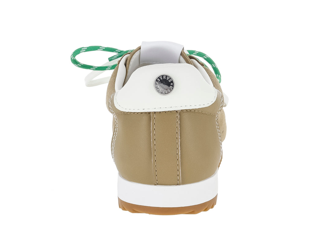 Tenis Steve Madden de gamuza color arena con suela blanca dentada y cordones blancos con detalle verde.