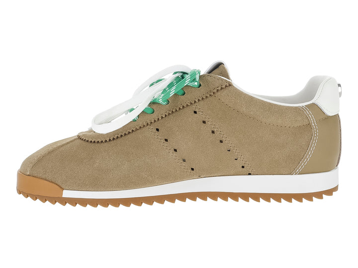 Tenis Steve Madden de gamuza color arena con suela blanca dentada y cordones blancos con detalle verde.