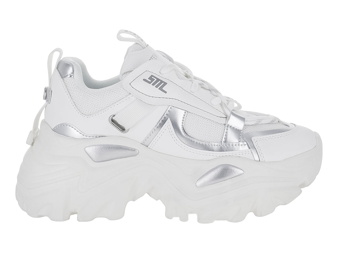 Tenis Steve Madden modelo Reckon en color blanco con detalles plateados y suela chunky blanca.