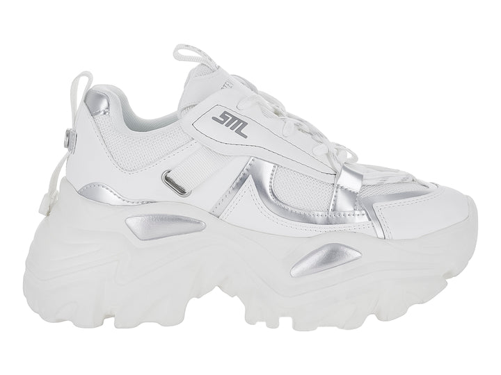 Tenis Steve Madden modelo Reckon en color blanco con detalles plateados y suela chunky blanca.