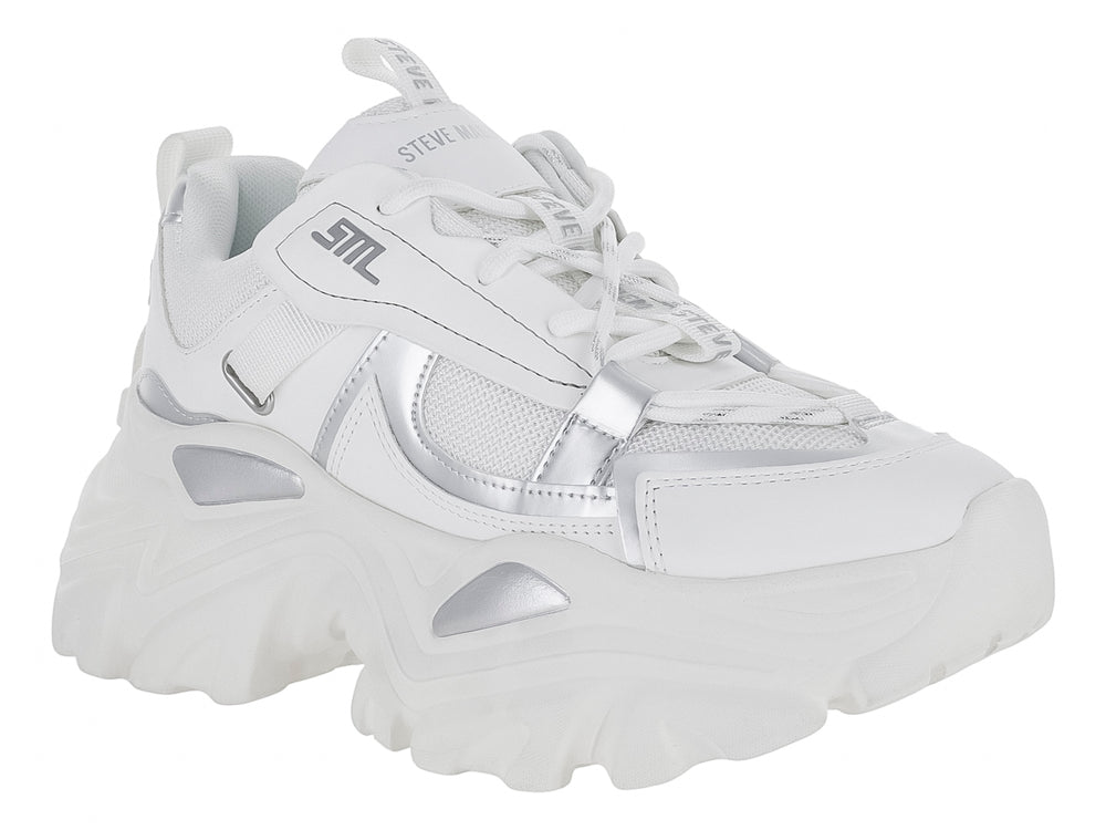 Tenis Steve Madden modelo Reckon en color blanco con detalles plateados y suela chunky blanca.