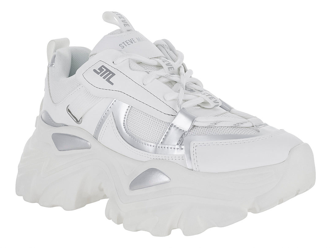 Tenis Steve Madden modelo Reckon en color blanco con detalles plateados y suela chunky blanca.