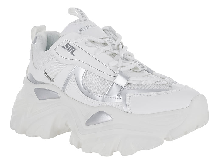 Tenis Steve Madden modelo Reckon en color blanco con detalles plateados y suela chunky blanca.