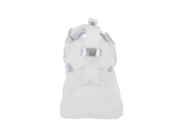 Tenis Steve Madden modelo Reckon en color blanco con detalles plateados y suela chunky blanca.