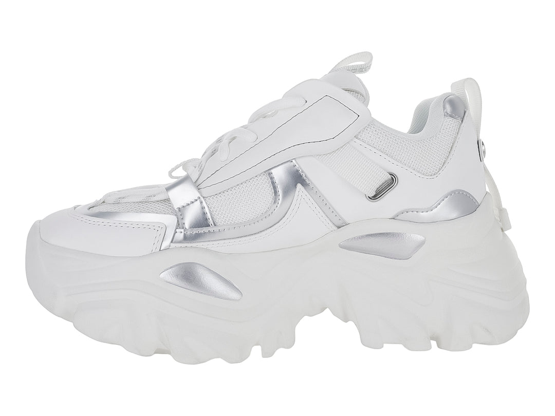 Tenis Steve Madden modelo Reckon en color blanco con detalles plateados y suela chunky blanca.