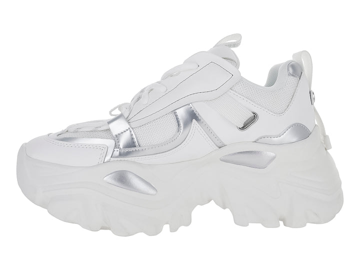 Tenis Steve Madden modelo Reckon en color blanco con detalles plateados y suela chunky blanca.