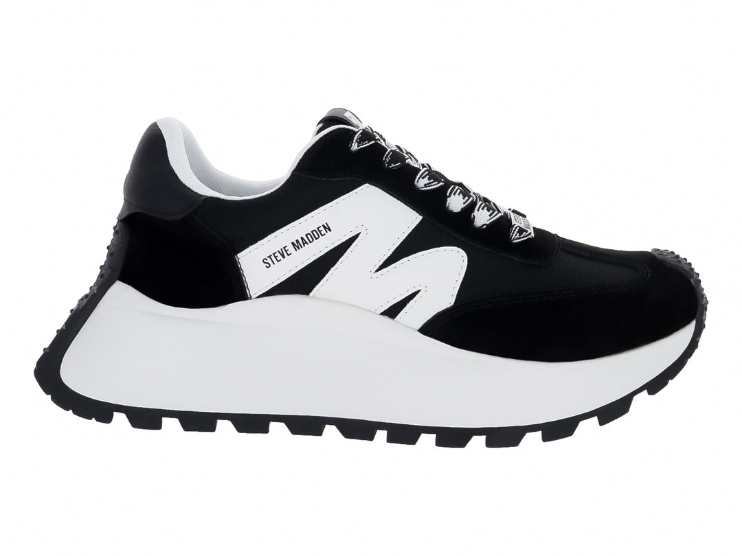 Tenis Steve Madden Super Campo color negro con suela blanca gruesa y dentada.