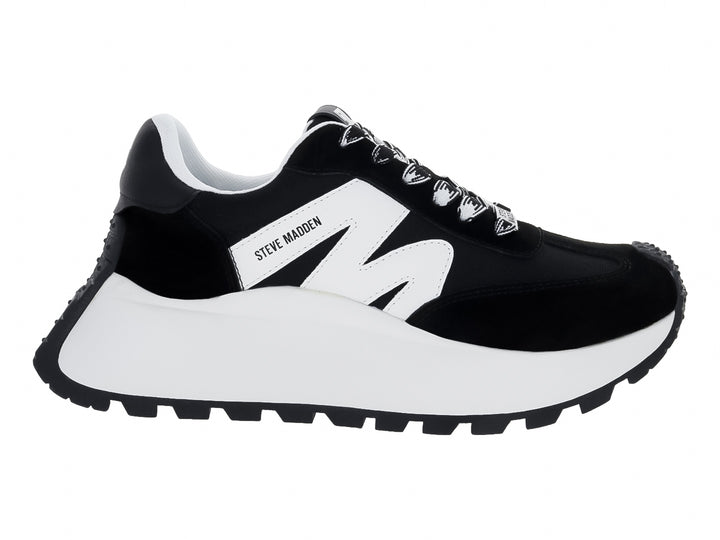 Tenis Steve Madden Super Campo color negro con suela blanca gruesa y dentada.