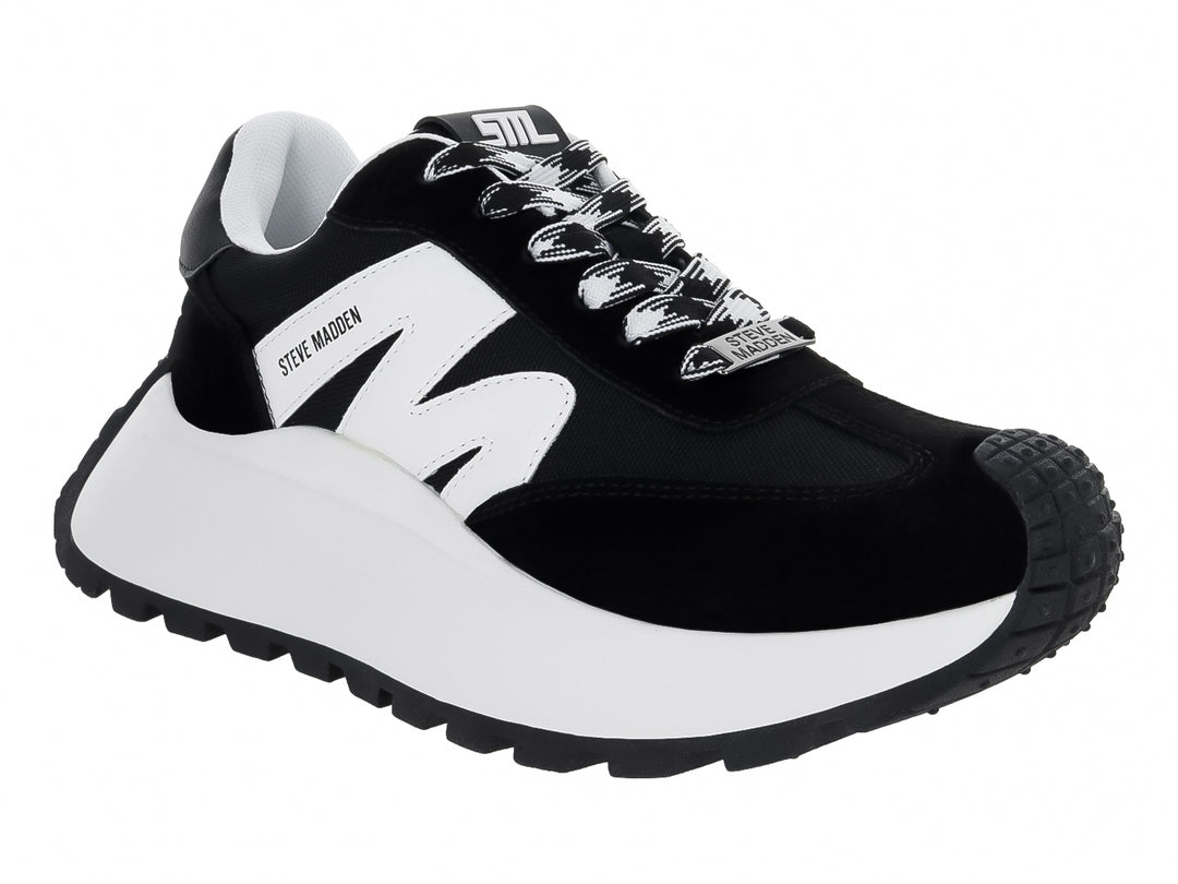 Tenis Steve Madden Super Campo color negro con suela blanca gruesa y dentada.